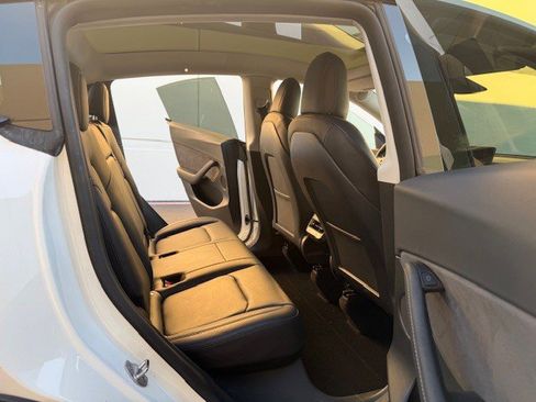 Used 2022 Tesla Model Y Long Range image 14