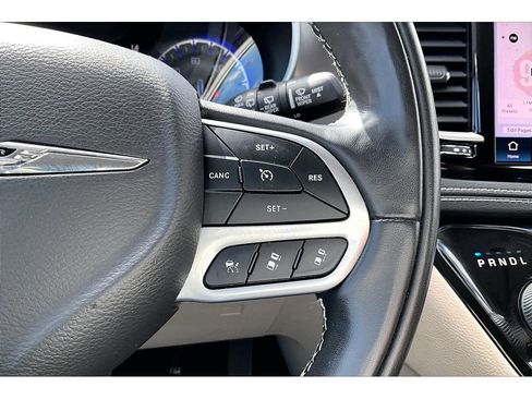 Used 2022 Chrysler Pacifica Touring-L w/ Uconnect Theater Family Group AWD/4WD image 10