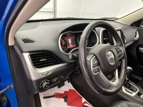Used 2017 Jeep Cherokee Trailhawk AWD/4WD image 17