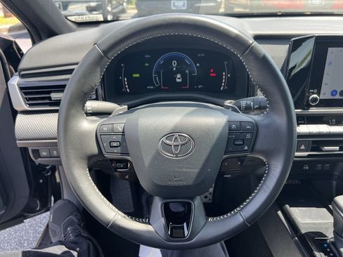 Used 2025 Toyota Camry SE FWD image 18