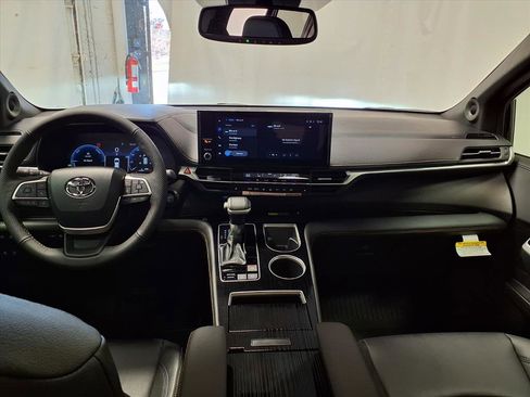 New 2026 Toyota Sienna XLE Woodland Edition image 11