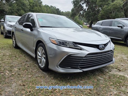 Used 2022 Toyota Camry LE image 9