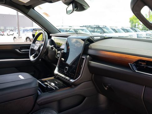 Used 2025 GMC Yukon XL Denali AWD/4WD image 22