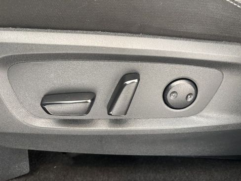 Used 2025 Nissan Pathfinder SV image 9