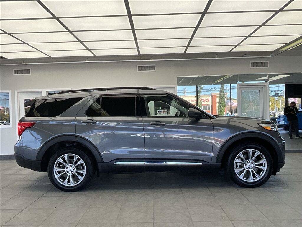Used 2022 Ford Explorer XLT w/ Equipment Group 202A AWD/4WD image 4