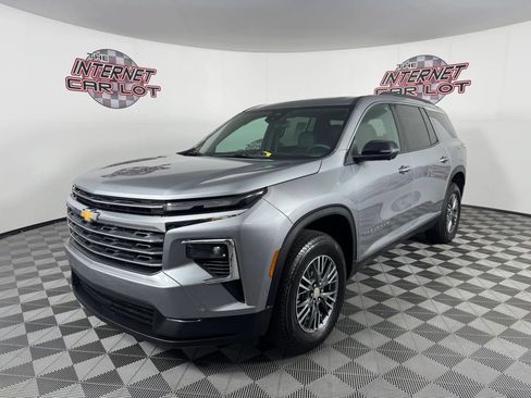 Used 2024 Chevrolet Traverse LT w/ Enhanced Driving Package AWD/4WD image 3