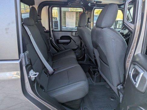 Used 2022 Jeep Gladiator Willys image 16