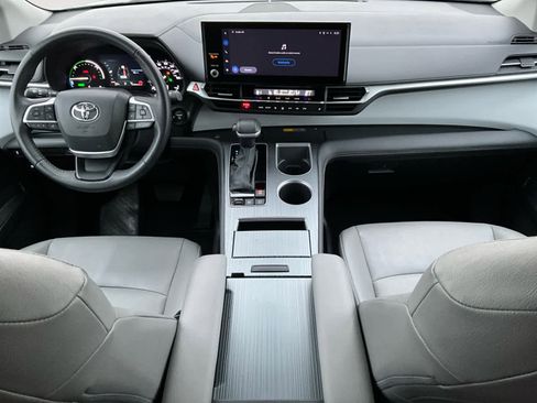 Used 2025 Toyota Sienna XLE image 12