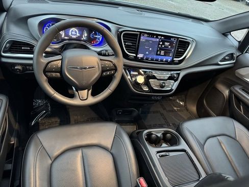 Used 2024 Chrysler Pacifica Select image 11
