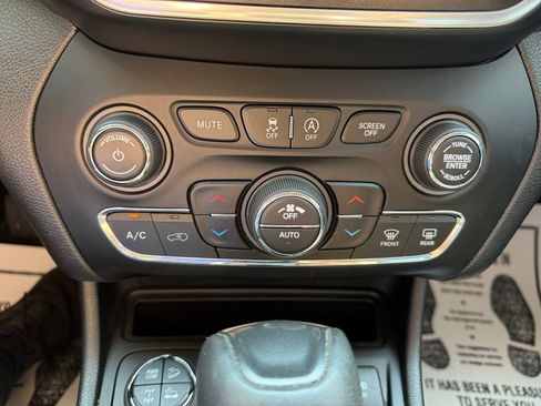 Used 2021 Jeep Cherokee Trailhawk w/ Comfort/Convenience Group AWD/4WD image 13