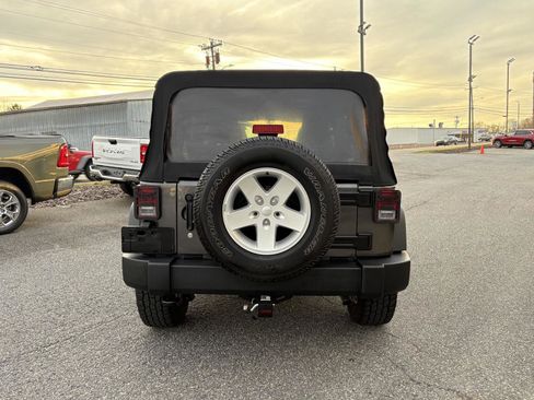 Used 2018 Jeep Wrangler Unlimited Sport S image 4