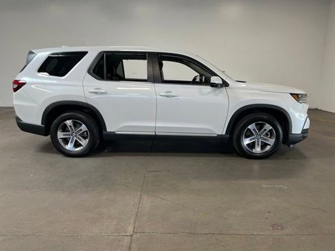 Used 2025 Honda Pilot EX-L image 2