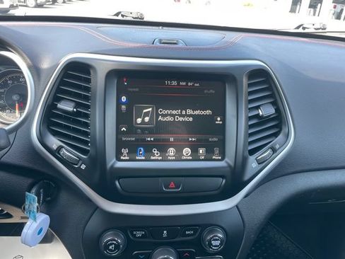 Used 2017 Jeep Cherokee Trailhawk AWD/4WD image 12