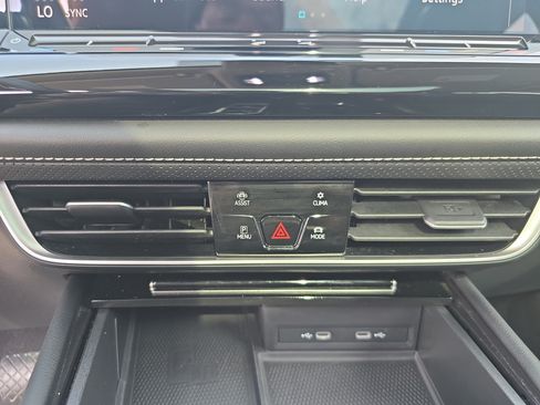 Used 2024 Volkswagen Atlas SE AWD/4WD image 18