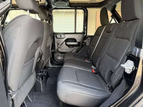 Used 2018 Jeep Wrangler Unlimited Sport AWD/4WD image 32