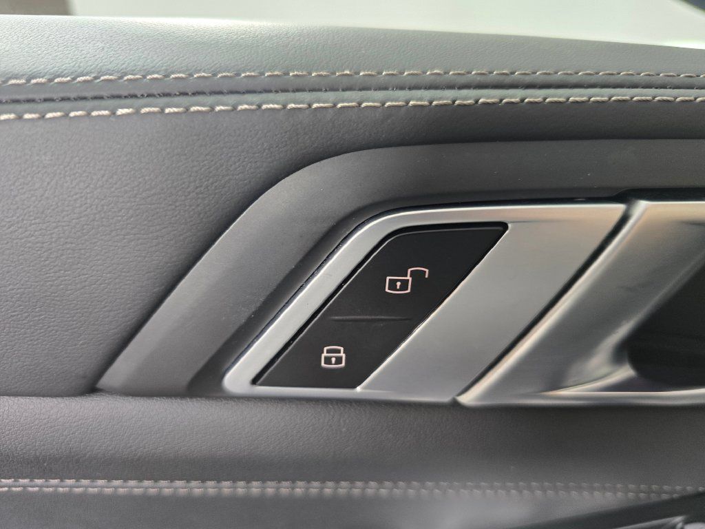 Used 2025 BMW X7 M60i AWD/4WD image 25
