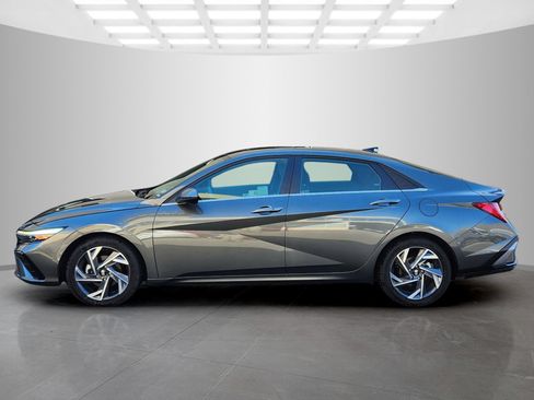 Used 2025 Hyundai Elantra SEL FWD image 4
