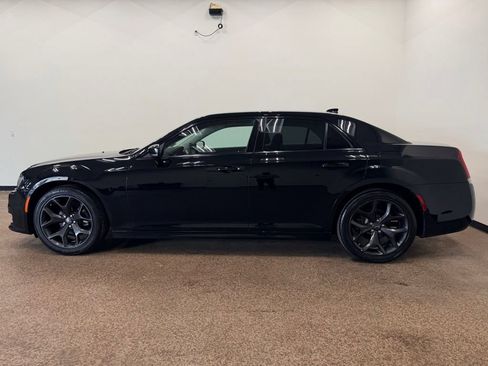Used 2022 Chrysler 300 Touring L RWD image 2