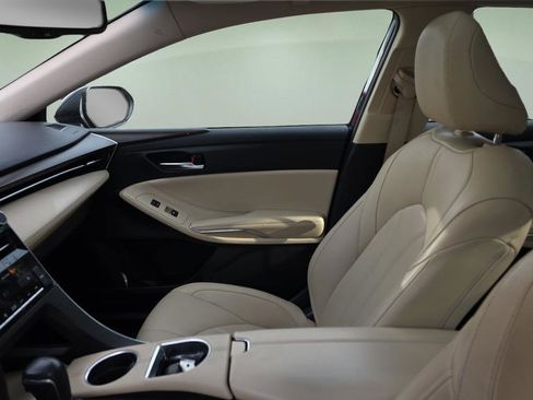 Used 2019 Toyota Avalon XLE w/ Moonroof Package image 12