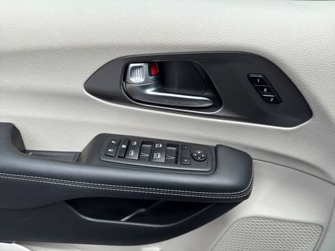 Used 2024 Chrysler Pacifica Touring-L FWD image 5