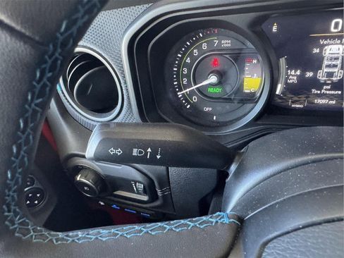 Used 2025 Jeep Wrangler Unlimited Rubicon 4xe w/ Convenience Group AWD/4WD image 17
