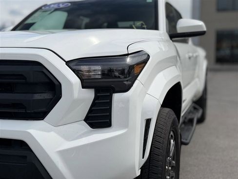 Used 2024 Toyota Tacoma SR5 AWD/4WD image 17