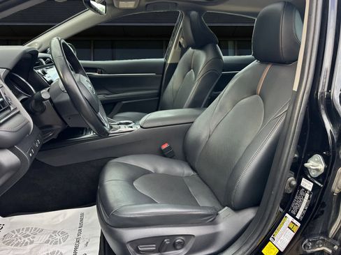 Used 2020 Toyota Camry XLE image 2