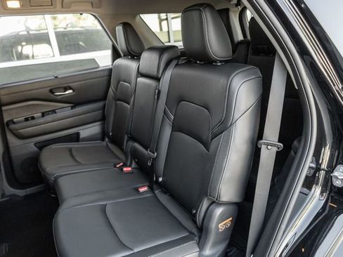 Used 2023 Nissan Pathfinder SL image 13