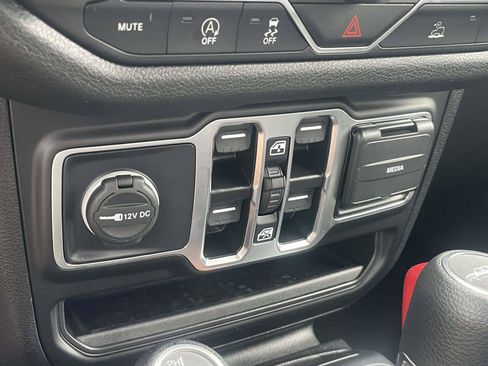 Used 2025 Jeep Gladiator Sport AWD/4WD image 19