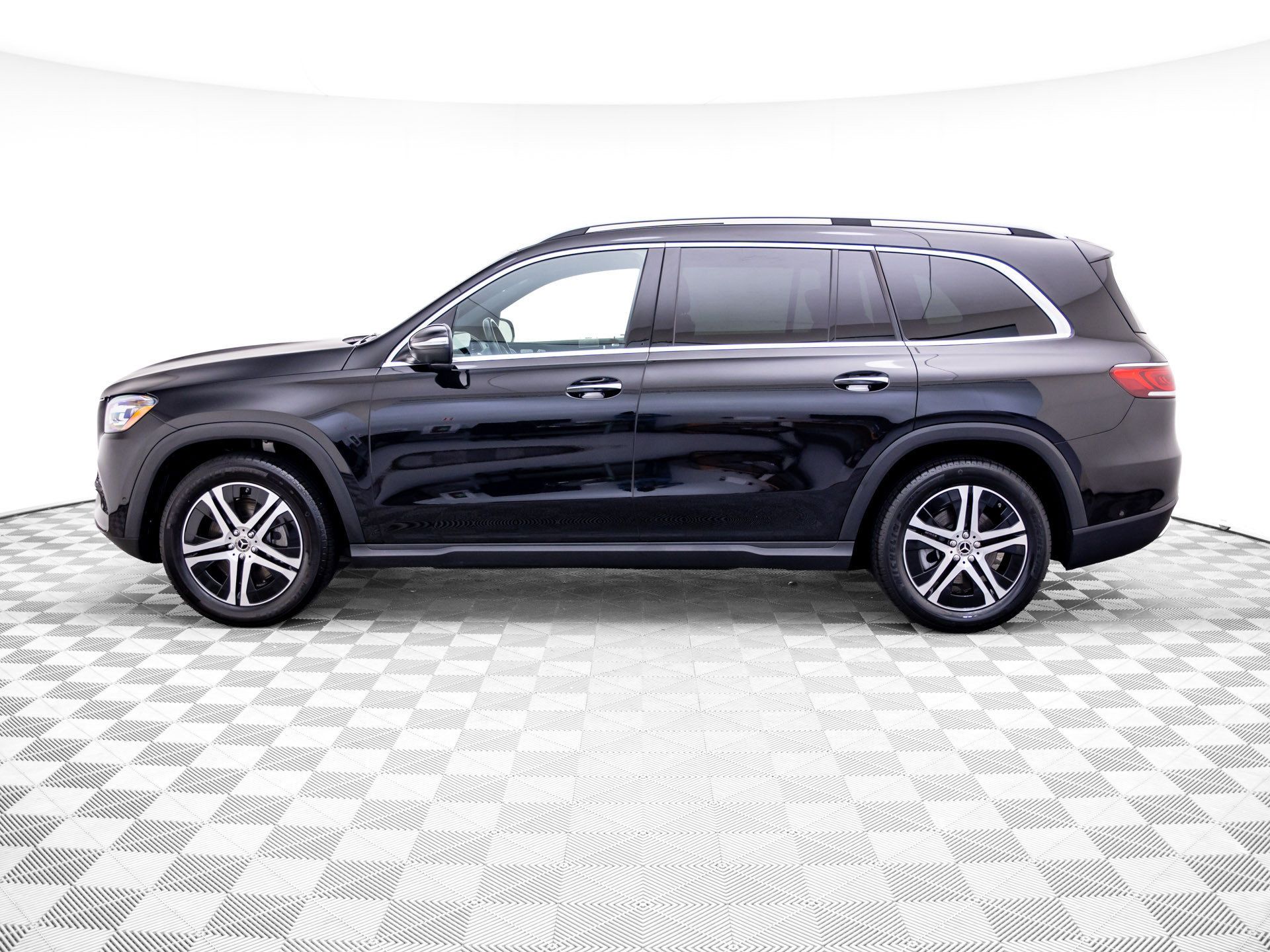 Used 2023 Mercedes-Benz GLS 450 4MATIC image 2
