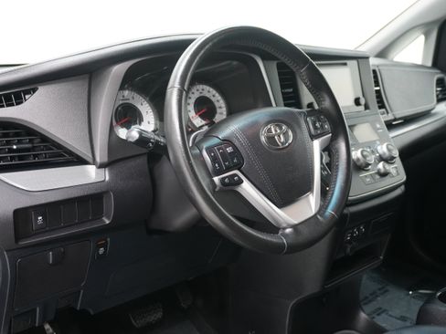 Used 2016 Toyota Sienna SE FWD image 10