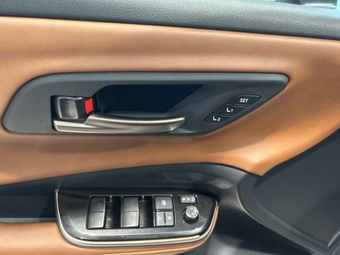 Used 2025 Toyota Crown Signia w/ Advanced Technology Package image 9