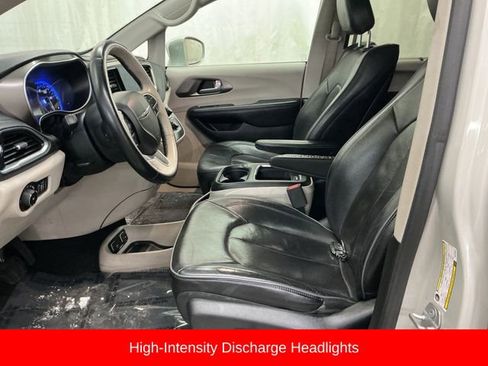 Used 2017 Chrysler Pacifica Limited w/ UConnect Theater Package image 21