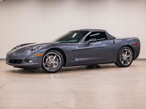 Used 2010 Chevrolet Corvette Convertible w/ Preferred Equipment Group RWD image 19