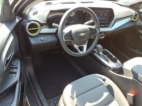 New 2026 Chevrolet Trax LT w/ LT Convenience Package FWD image 7