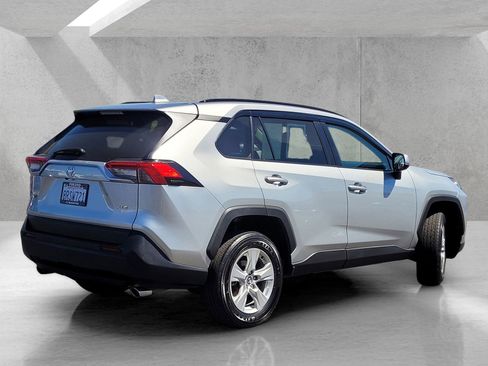 Used 2020 Toyota RAV4 XLE w/ Convenience Package FWD image 4