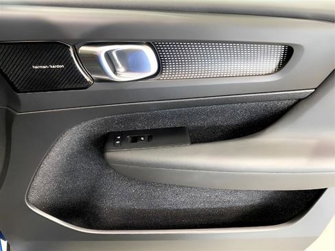 Used 2019 Volvo XC40 T5 R-Design image 21