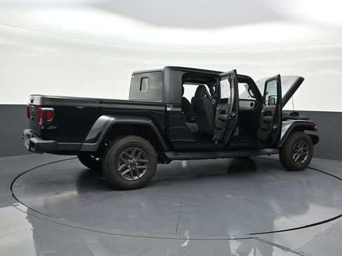 Used 2025 Jeep Gladiator Sport image 30