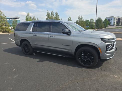 Used 2025 Chevrolet Suburban Premier image 4