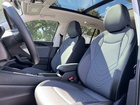 New 2026 Volkswagen Tiguan SE FWD image 11