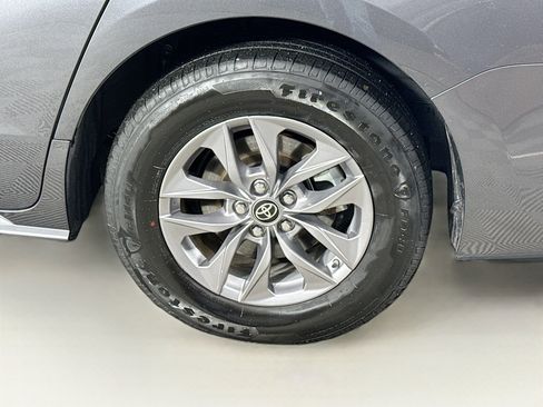 Certified 2025 Toyota Sienna LE image 9