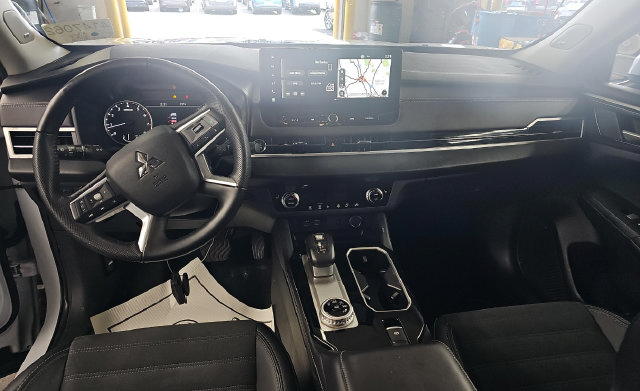 Used 2025 Mitsubishi Outlander SE FWD image 7