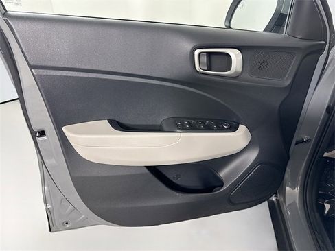 Used 2023 Hyundai Venue SEL image 13