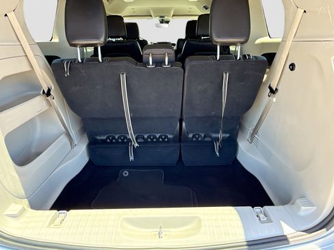 Used 2024 Chrysler Pacifica Touring-L FWD image 12