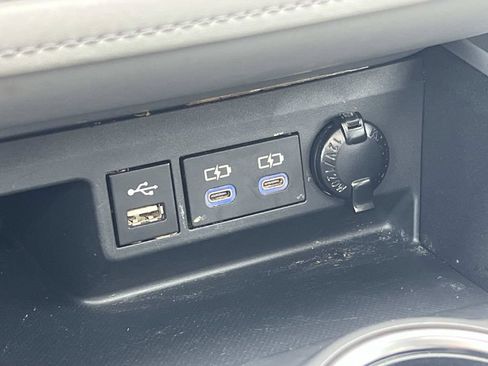 Used 2022 Toyota Highlander XLE AWD/4WD image 38