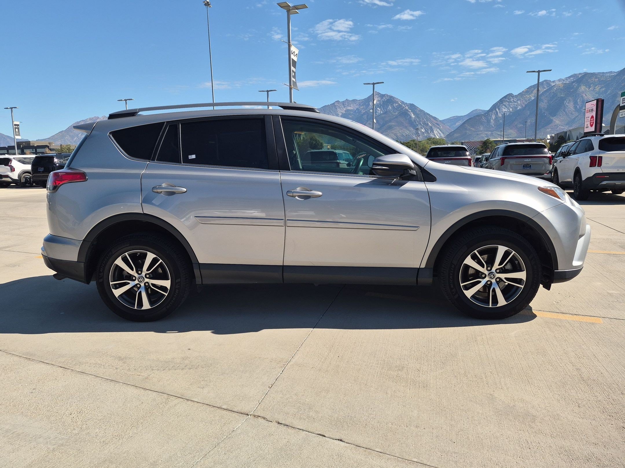 Used 2018 Toyota RAV4 XLE AWD/4WD image 6