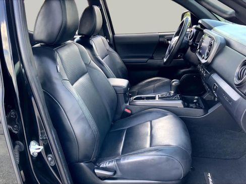Used 2022 Toyota Tacoma TRD Sport w/ TRD Premium Sport Package AWD/4WD image 9