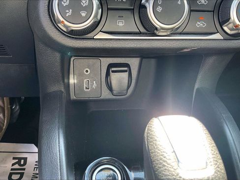 Certified 2021 Nissan Versa SV FWD image 31