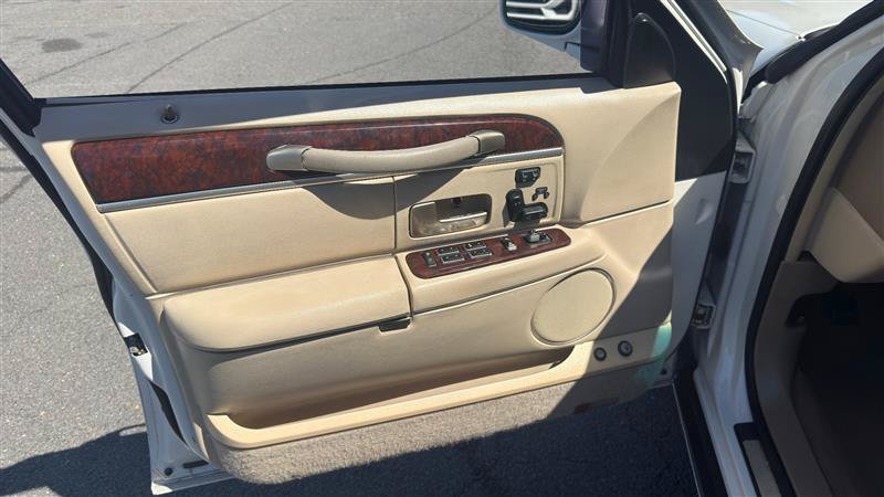 Used 2007 Lincoln Town Car Signature Limited RWD image 9