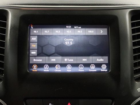 Used 2020 Jeep Cherokee Latitude Plus FWD image 33